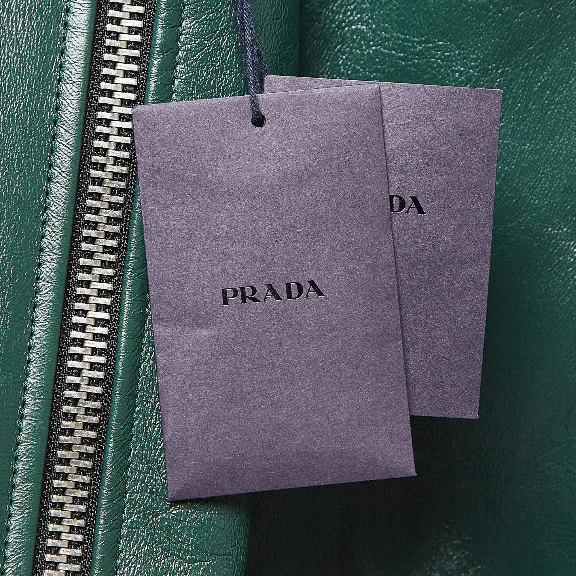 Prada Bomberjacke aus Leder in Grün mit Metall dreieckigem Dreieck XS im Angebot 1