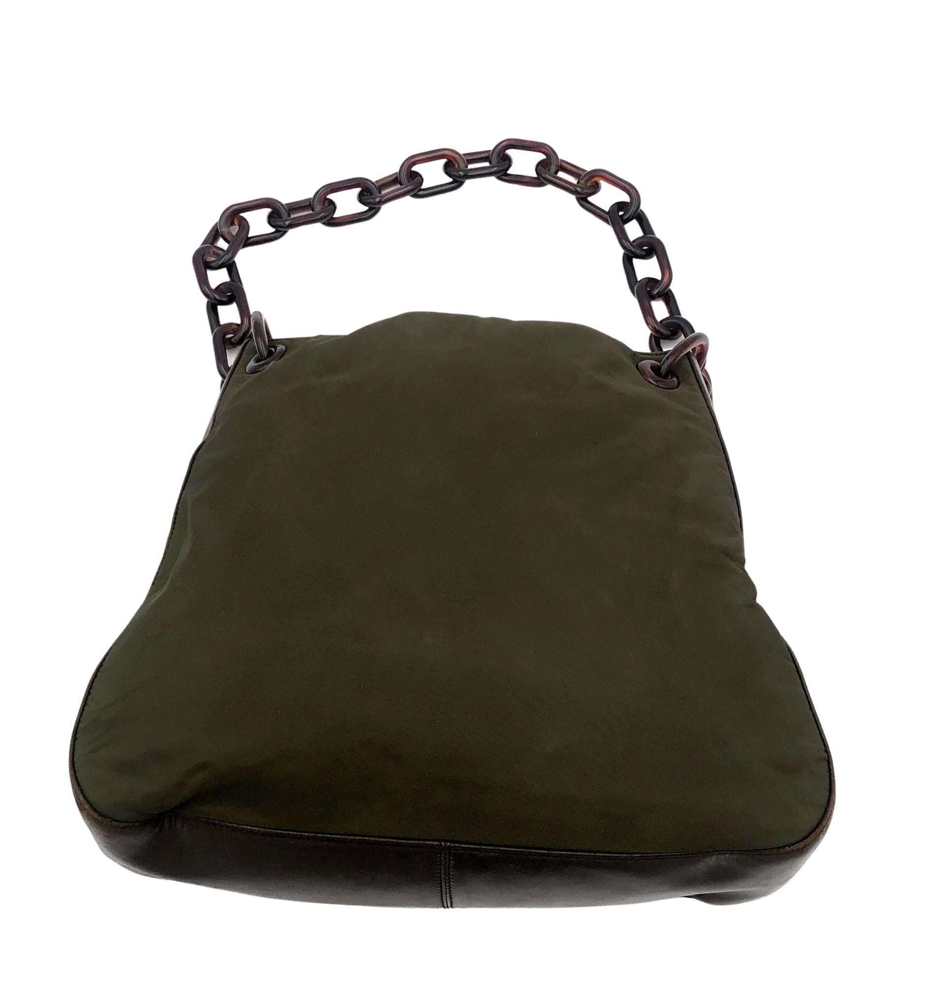 Prada shoulder bag
Green nylon and brown leather
Tortoiseshell resin chain strap
Zip pocket inside

Measurements 
31x28x9 cm
strap 32 cm
12x11x3.5 in
strap 12.5 in

Good condition
Sign of use on corners 
General signs of age