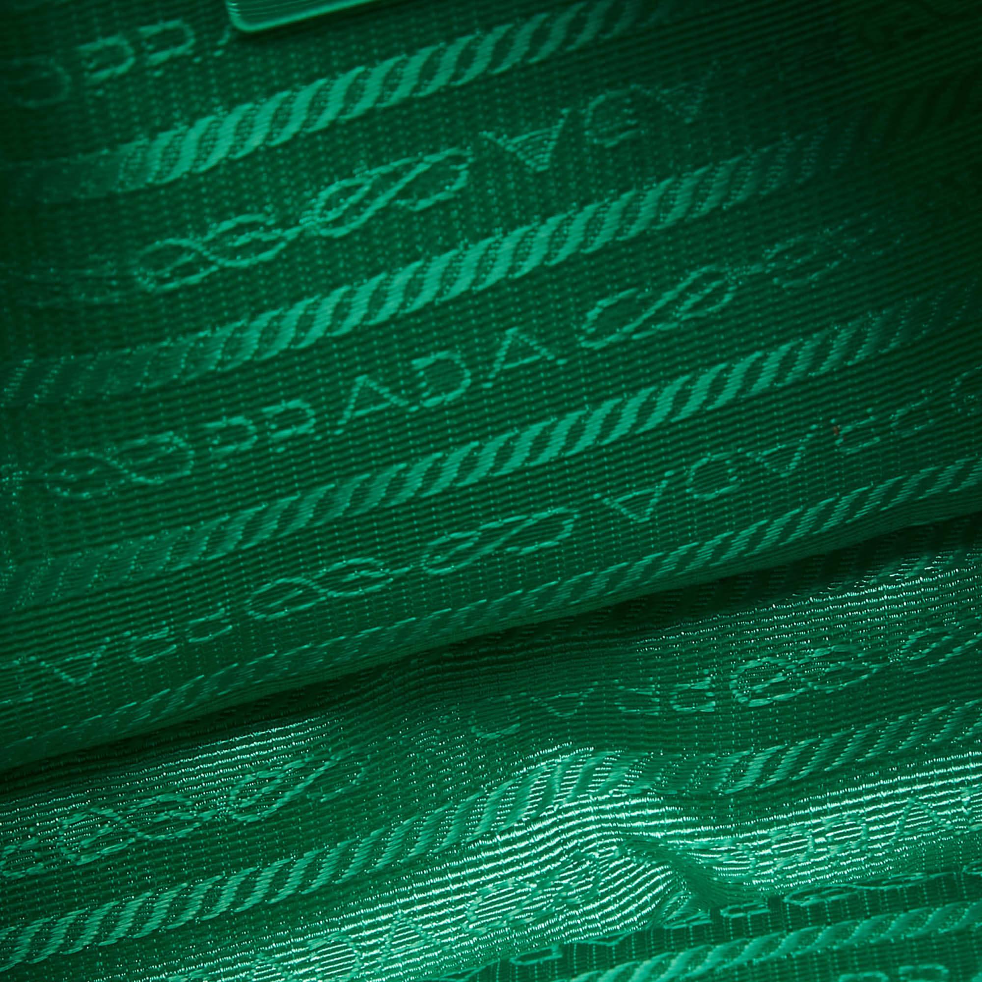 Prada Green Nylon Mini Re-Edition 2000 Shoulder Bag In Good Condition For Sale In Dubai, Al Qouz 2
