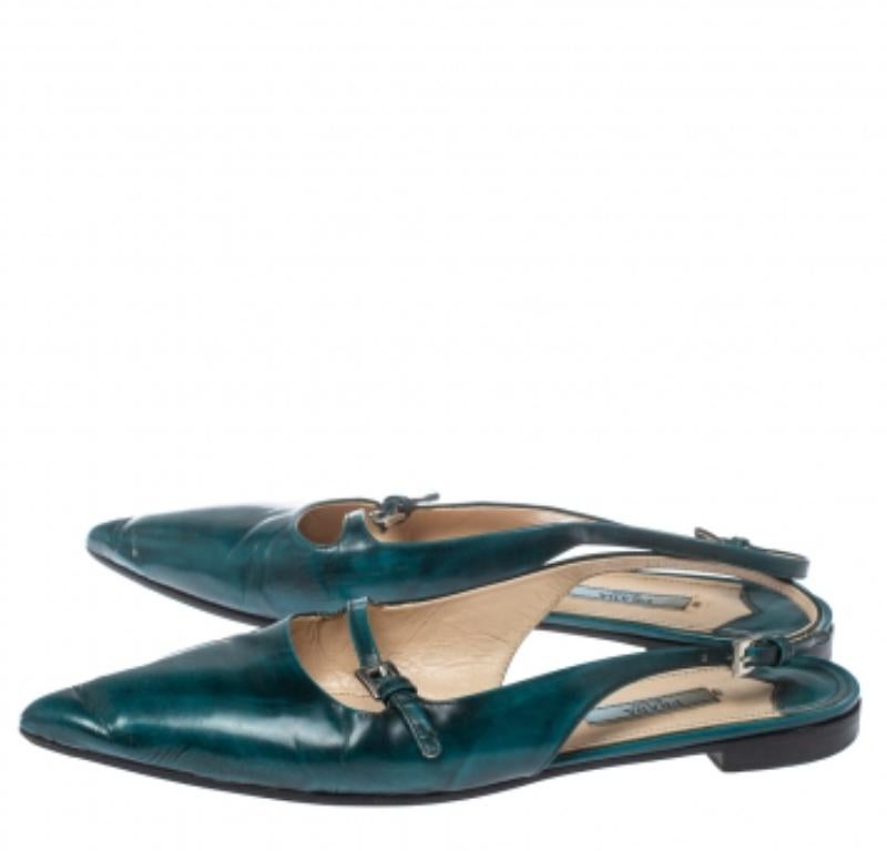 Dieses wunderschöne Paar Flats von Prada verleiht Ihrem Look einen klassischen Touch. Sie sind aus grünem Lackleder gefertigt und verfügen über Cut-Out-Details auf der Vorderseite und spitze Zehen. Kombinieren Sie sie mit Jeans und einer schlichten