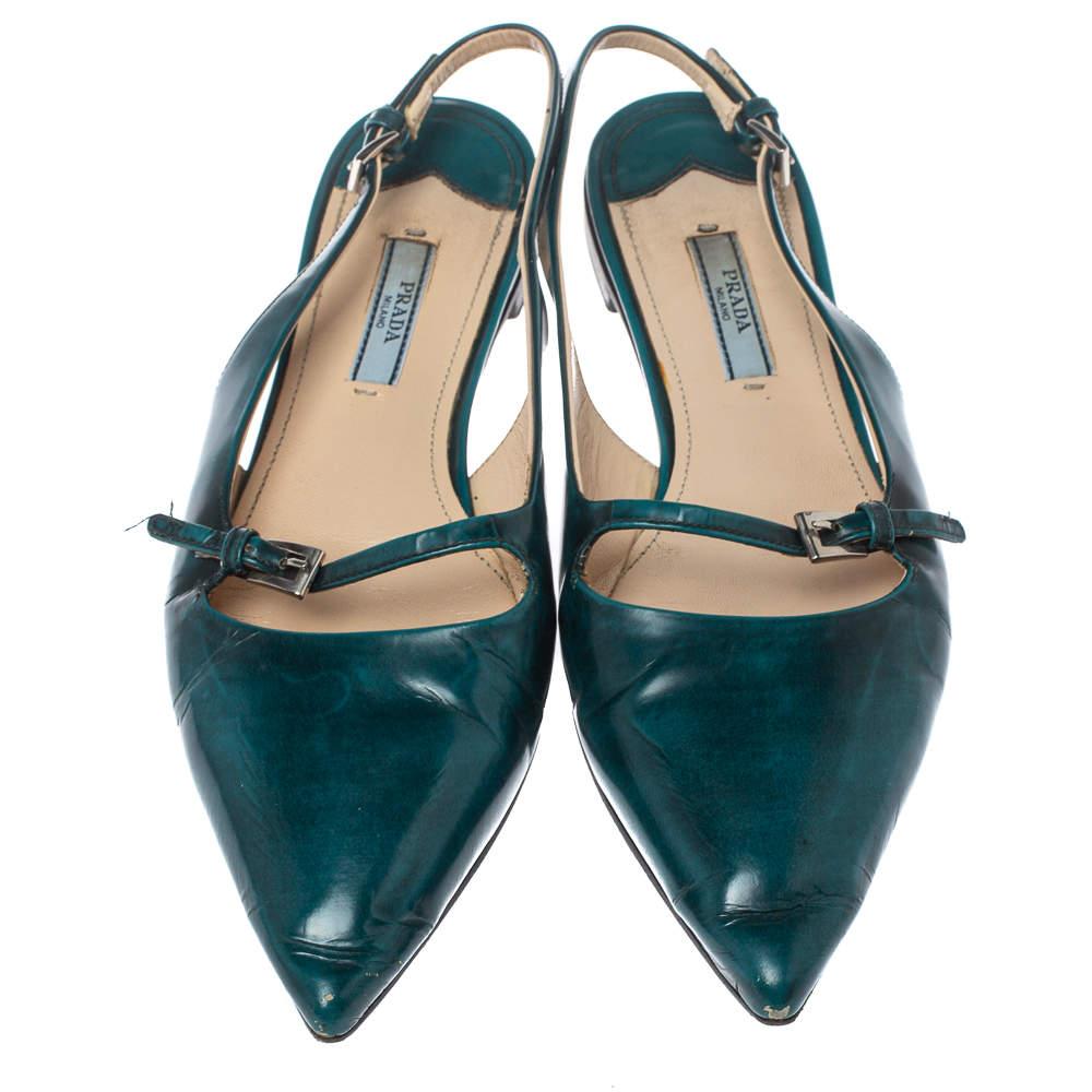 Noir Sandales plates Prada en cuir verni vert avec boucle découpée et bride arrière, taille 37,5