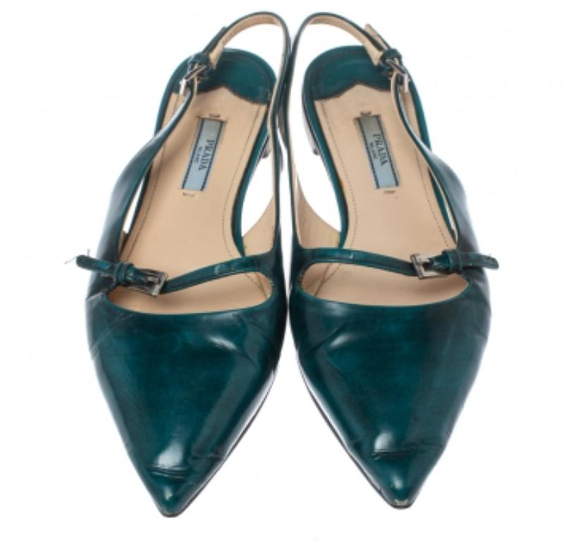 Prada flache Sandalen aus grünem Lackleder mit Ausschnitt und Schnalle und Slingback Größe 37,5 (Grün) im Angebot