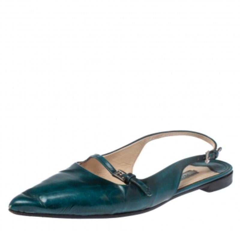 Prada flache Sandalen aus grünem Lackleder mit Ausschnitt und Schnalle und Slingback Größe 37,5 im Zustand „Relativ gut“ im Angebot in Dubai, Al Qouz 2