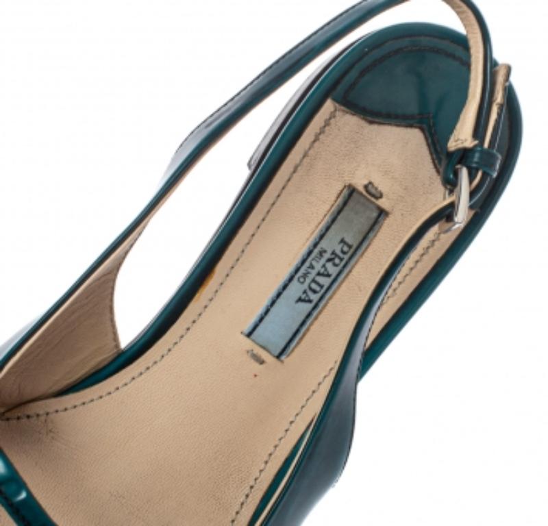 Prada flache Sandalen aus grünem Lackleder mit Ausschnitt und Schnalle und Slingback Größe 37,5 Damen im Angebot