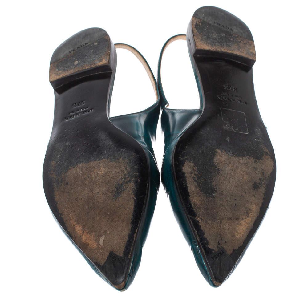 Sandales plates Prada en cuir verni vert avec boucle découpée et bride arrière, taille 37,5 1