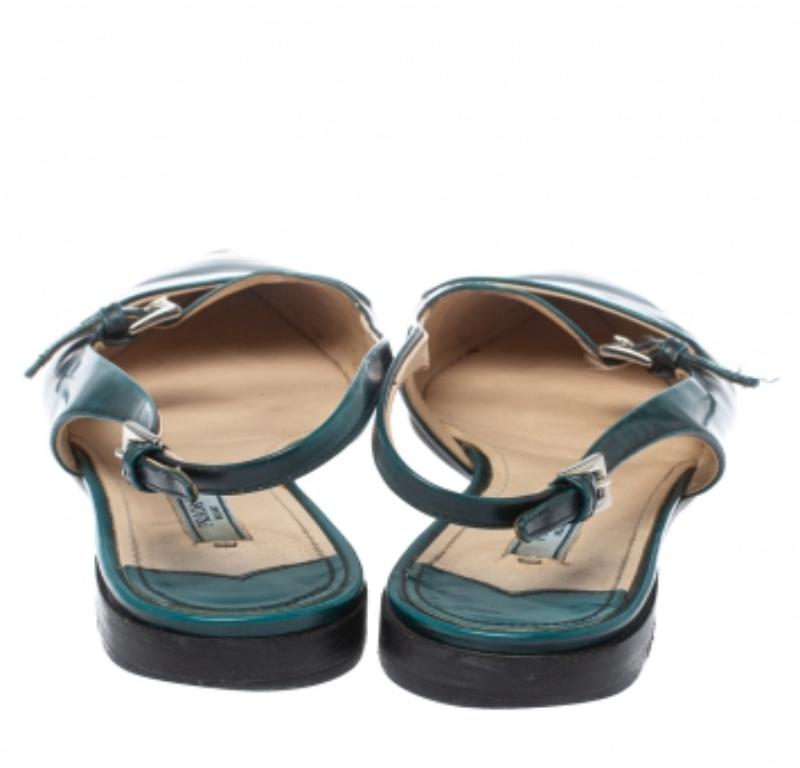 Prada flache Sandalen aus grünem Lackleder mit Ausschnitt und Schnalle und Slingback Größe 37,5 im Angebot 2