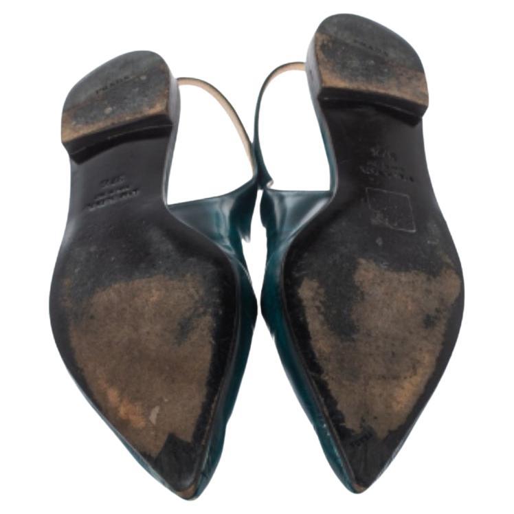 Prada flache Sandalen aus grünem Lackleder mit Ausschnitt und Schnalle und Slingback Größe 37,5 im Angebot 3