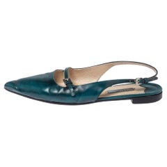 Sandales plates Prada en cuir verni vert avec boucle découpée et bride arrière, taille 37,5