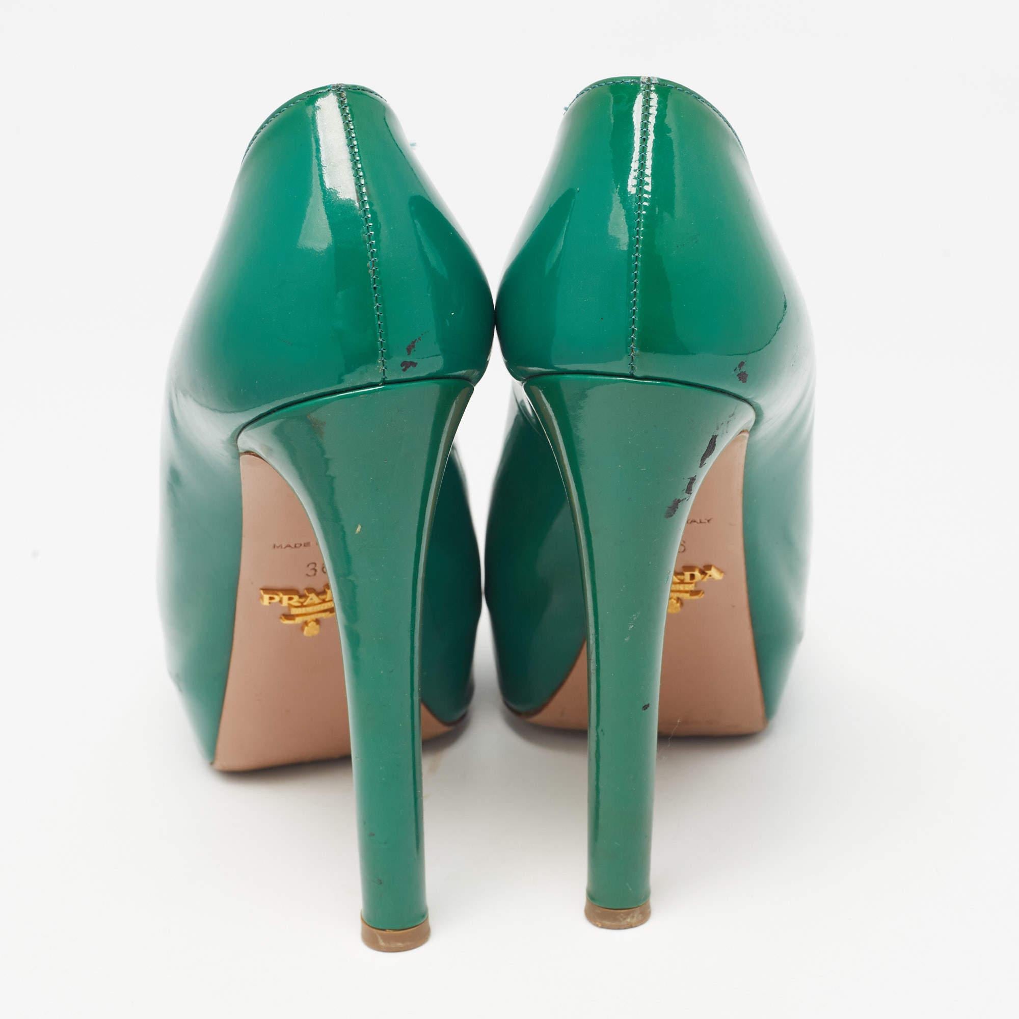 Donna Prada Greene & Greene in pelle verniciata Peep Toe Pumps Taglia 36 in vendita