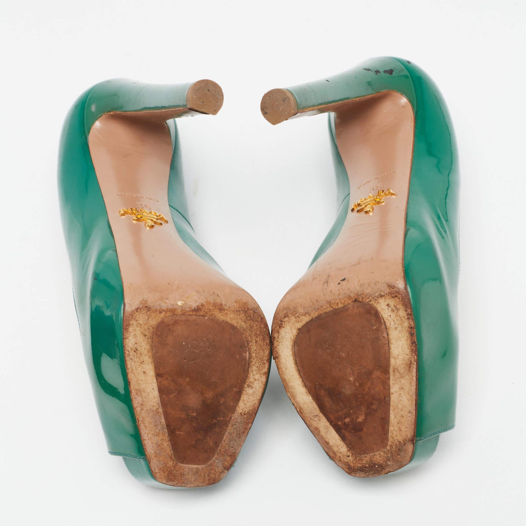 Prada Greene & Greene in pelle verniciata Peep Toe Pumps Taglia 36 in vendita 1