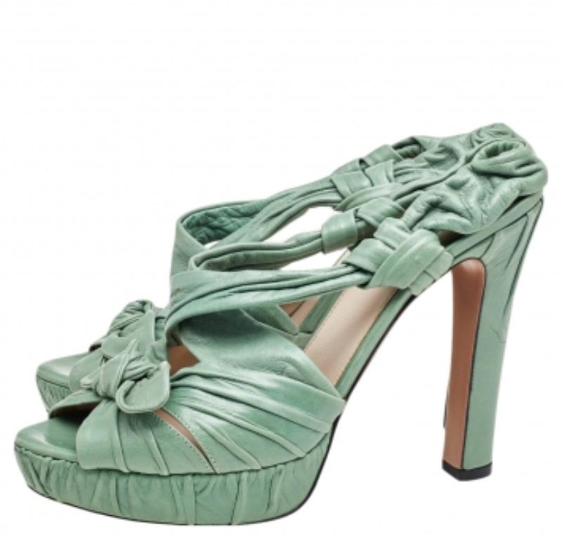Gris Sandales à plateforme Prada en cuir plissé vert avec nœud à l'arrière, taille 40 en vente