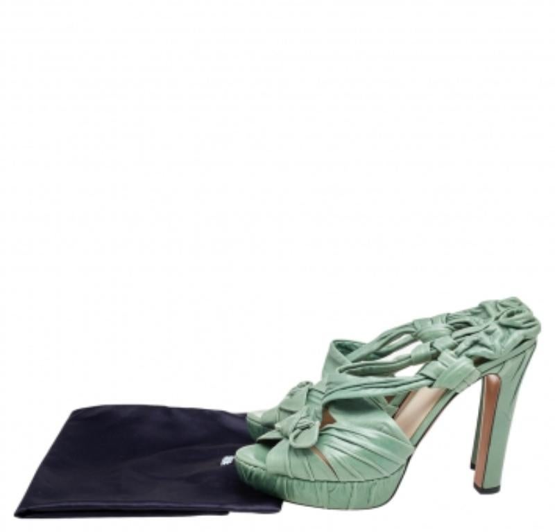 Sandales à plateforme Prada en cuir plissé vert avec nœud à l'arrière, taille 40 Pour femmes en vente