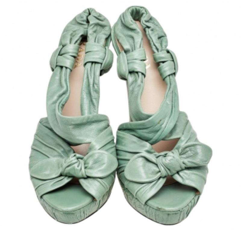 Sandales à plateforme Prada en cuir plissé vert avec nœud à l'arrière, taille 40 en vente 1