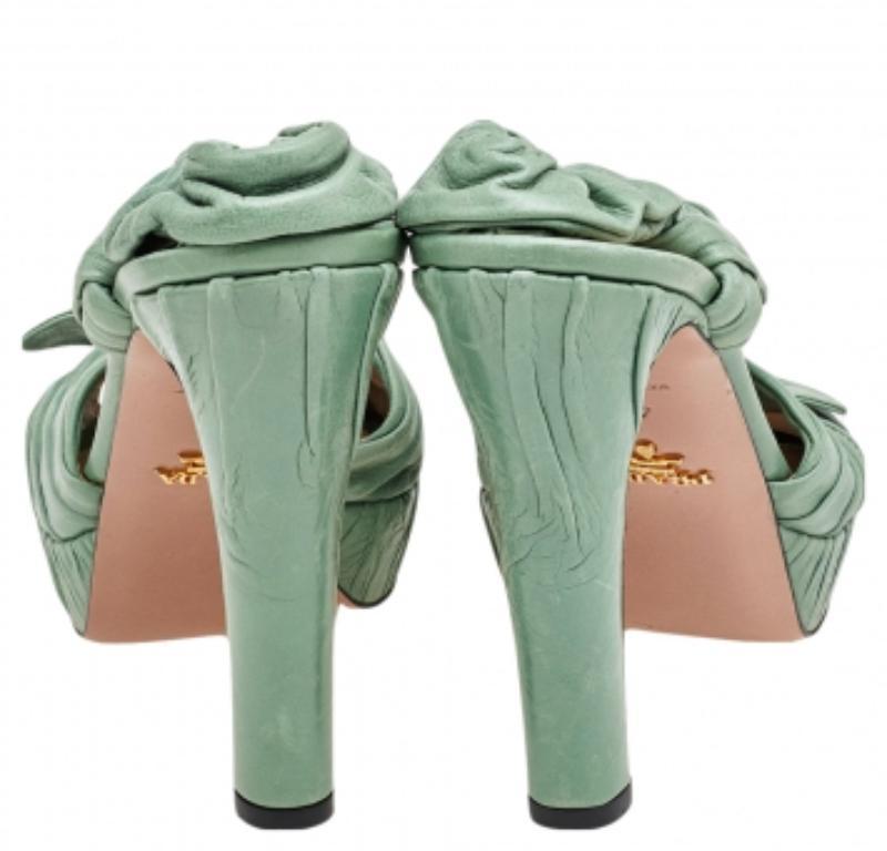 Sandales à plateforme Prada en cuir plissé vert avec nœud à l'arrière, taille 40 en vente 2