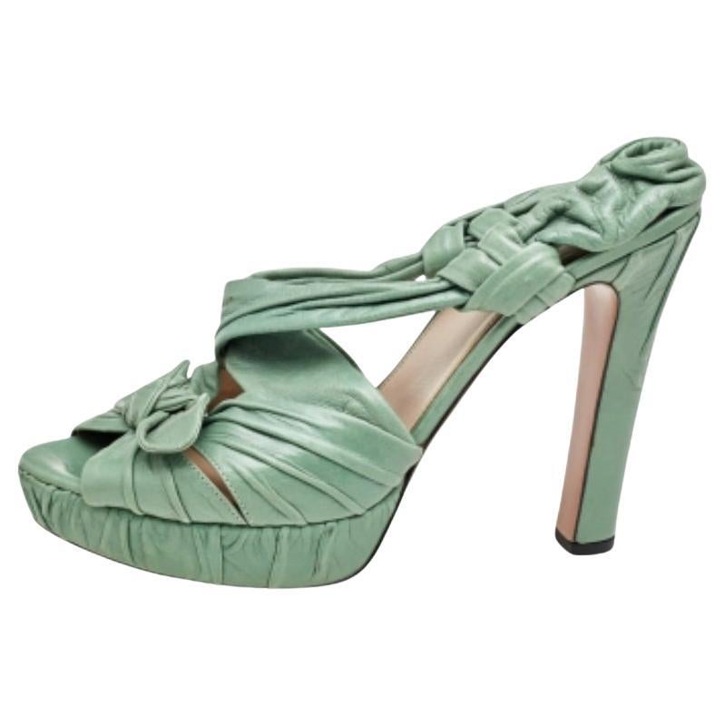 Sandales à plateforme Prada en cuir plissé vert avec nœud à l'arrière, taille 40 en vente