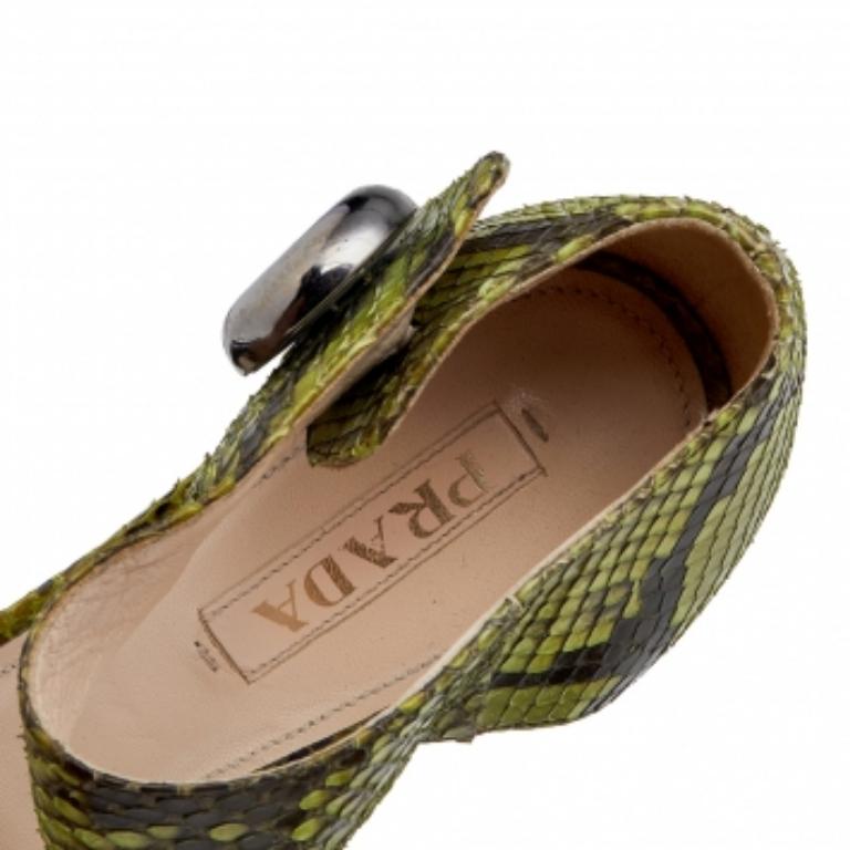 Donna Prada Sandali con cinturino alla caviglia in pelle di pitone verde misura 38,5 in vendita