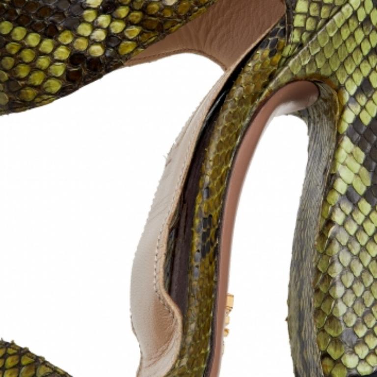 Prada Sandali con cinturino alla caviglia in pelle di pitone verde misura 38,5 in vendita 1