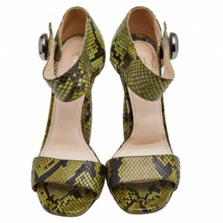 Prada Sandali con cinturino alla caviglia in pelle di pitone verde misura 38,5 in vendita 2
