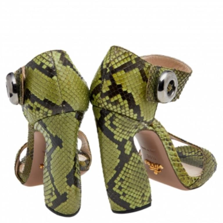 Prada Sandali con cinturino alla caviglia in pelle di pitone verde misura 38,5 in vendita 3
