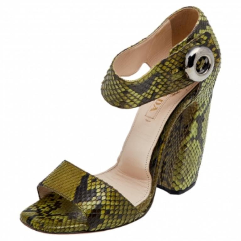 Prada Sandali con cinturino alla caviglia in pelle di pitone verde misura 38,5 in vendita 4