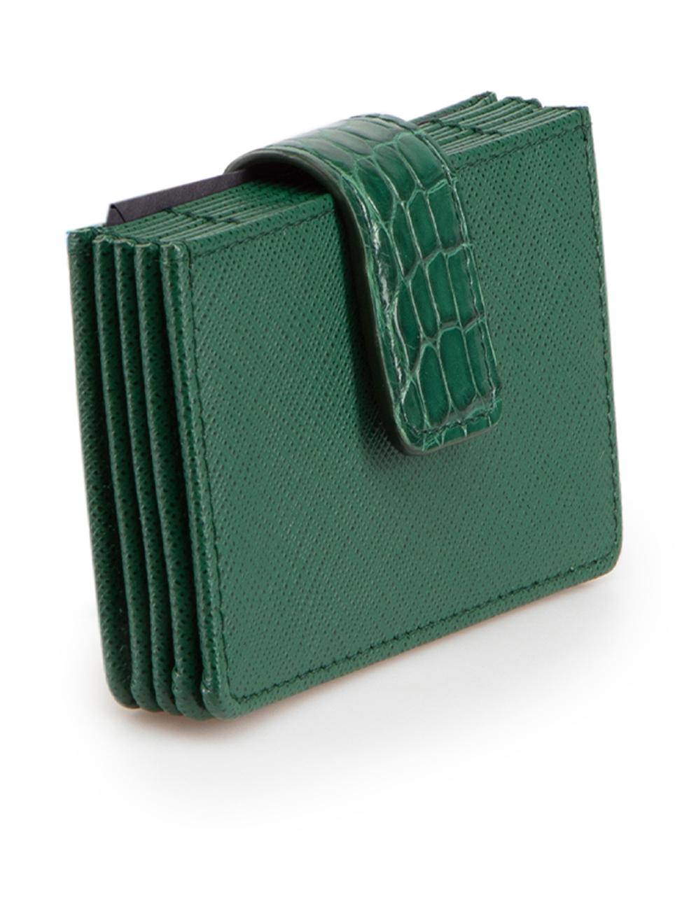 CONDITION is Very good. Hardly any visible wear to card holder is evident on this used Prada designer resale item. This card holder comes with original box.
 
 Details
 Green
 Leather
 Card holder
 Snap button fastening
 Accordion design
 5x