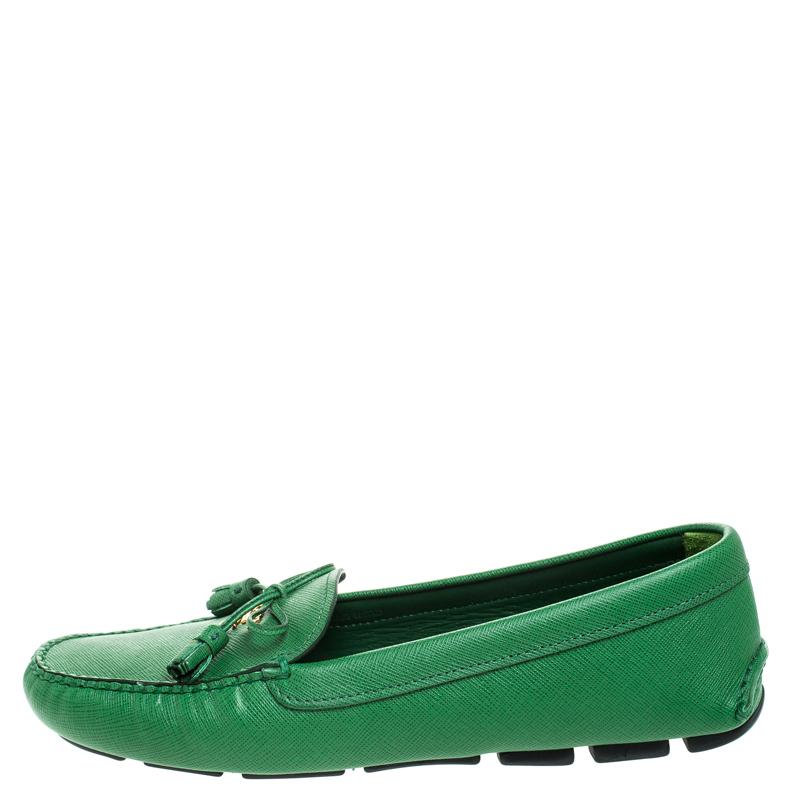 These stunning loafers by Prada will add a pop of color to your outfit. Crafted from luxurious Saffiano leather, they are stylish and durable. They feature small bow detailing and the brand logo on the uppers. They are complete with gold-tone