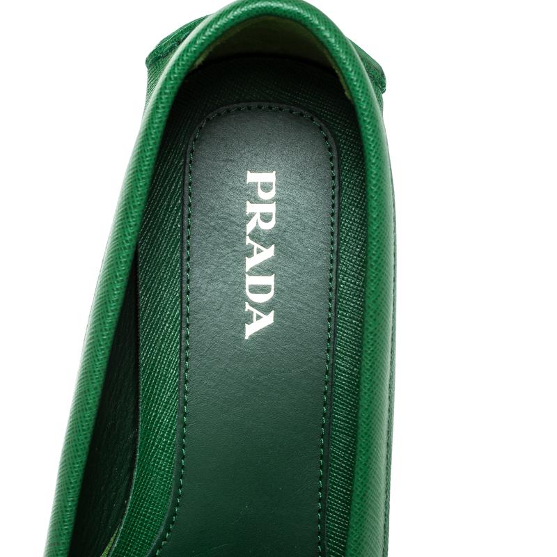 Prada Green Saffiano Leather Bow Loafers Size 40 In Excellent Condition In Dubai, Al Qouz 2