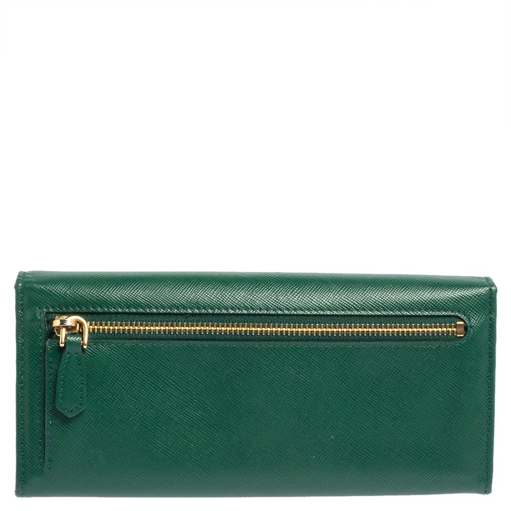 Detailed with Prada's iconic logo at the front, this Saffiano leather continental wallet has an instantly recognizable charm of luxury. The green wallet features a flap design and an interior equipped to neatly hold your cards, coins, and