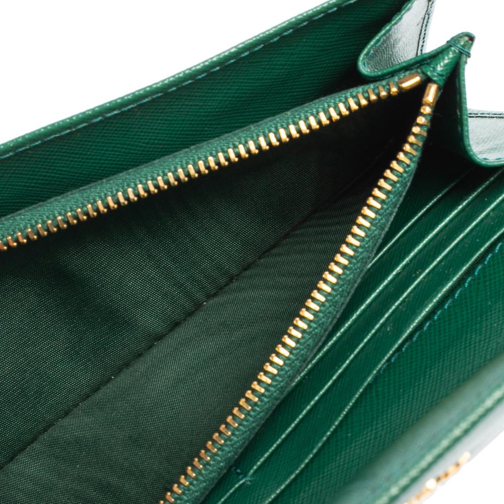 Women's Prada Green Saffiano Leather Flap Continental Wallet For Sale