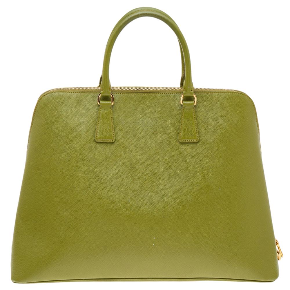 This stunning Promenade bag is high in appeal and style. Dazzling in a classy green shade, the bag is crafted from Saffiano leather and features two handles and the brand logo added to the front. For those who love eye-catching luxury, this Prada