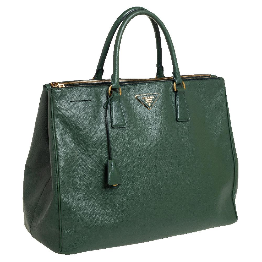 Prada Grün Saffiano Lux Leder Exekutive Doppel-Zip-Tasche im Zustand „Gut“ in Dubai, Al Qouz 2