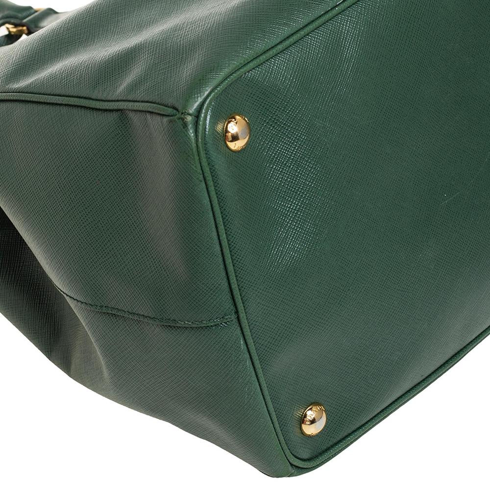 Prada Green Saffiano Lux Leather Executive Double Zip Tote In Good Condition In Dubai, Al Qouz 2