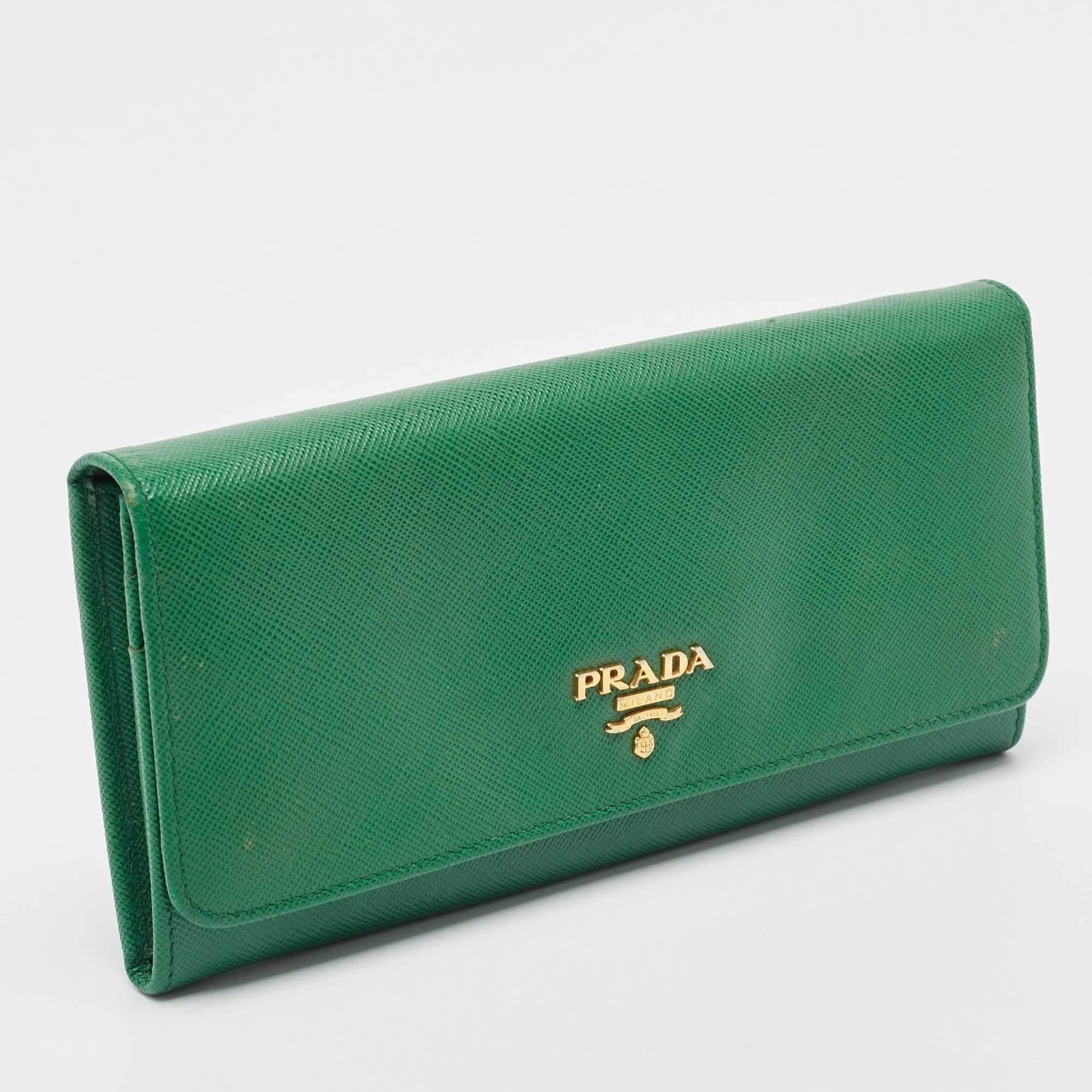 Prada Green Saffiano Lux Leather Logo Flap Continental Wallet In Good Condition In Dubai, Al Qouz 2