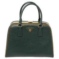 Prada - Sac à main vert en cuir Saffiano Lux à armature pyramidale