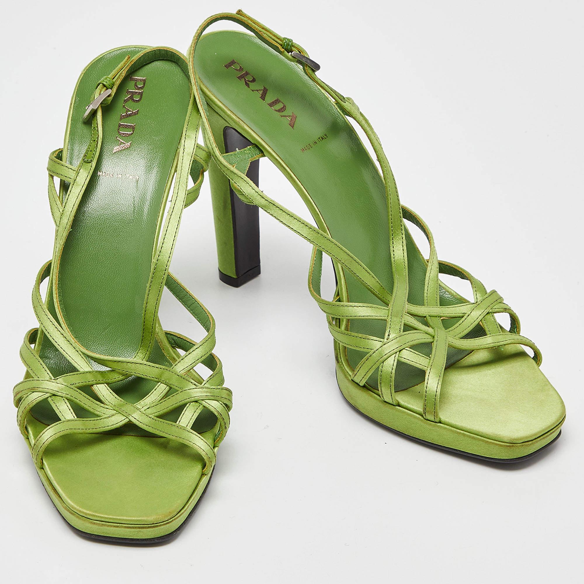 Prada - Sandales à brides et talons ouverts à plateforme en satin vert, taille 40 Bon état - En vente à Dubai, Al Qouz 2