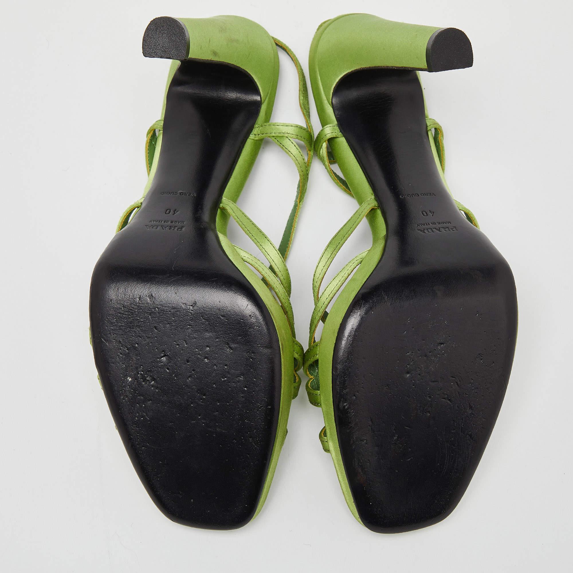 Prada - Sandales à brides et talons ouverts à plateforme en satin vert, taille 40 en vente 1