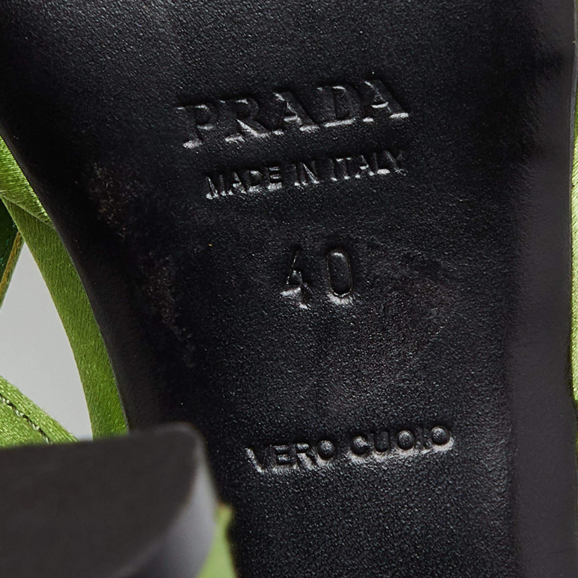 Prada - Sandales à brides et talons ouverts à plateforme en satin vert, taille 40 en vente 3