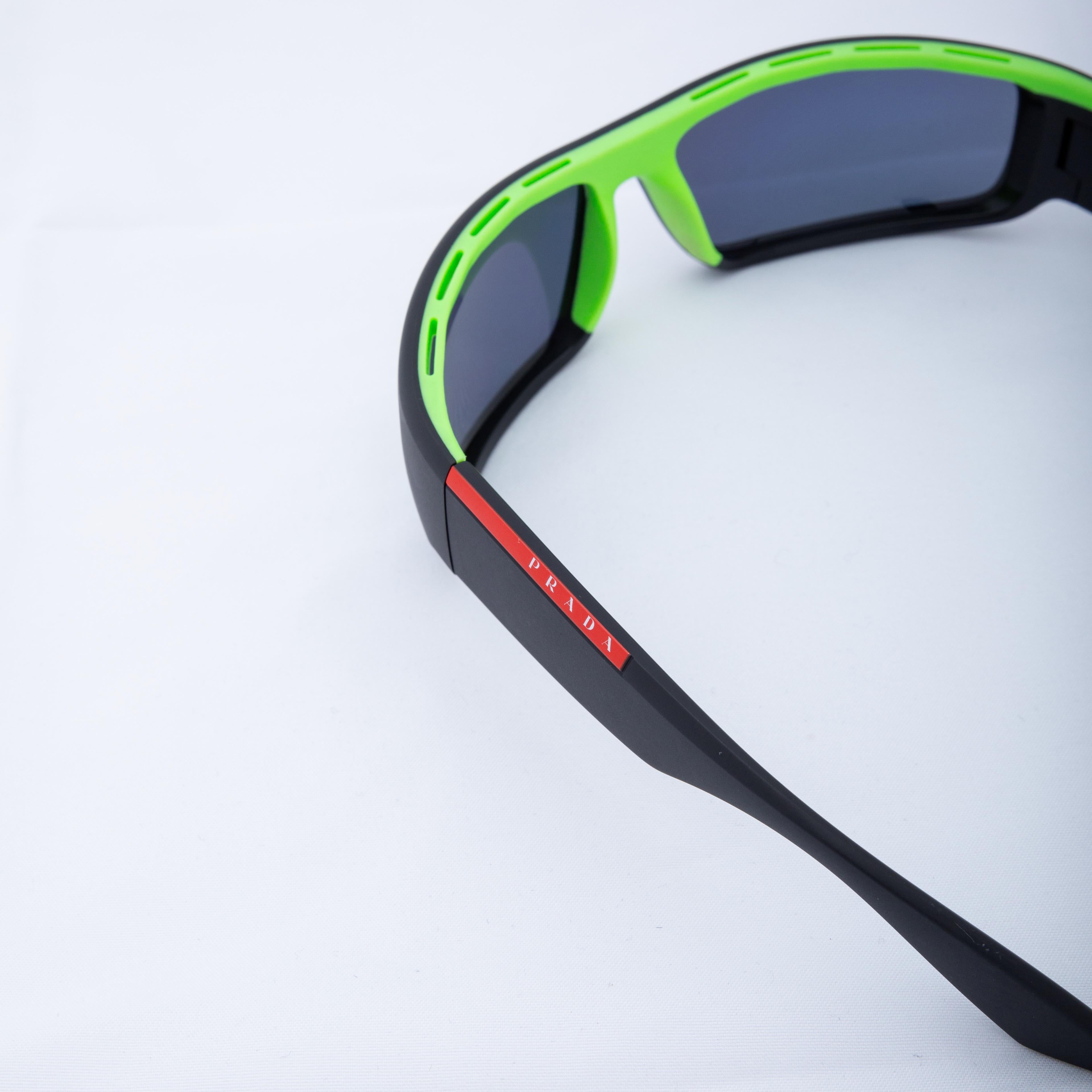 Gafas de sol Prada Green Tented Linea Rossa Active (SPS02U) en Bueno Estado en Montreal, Quebec
