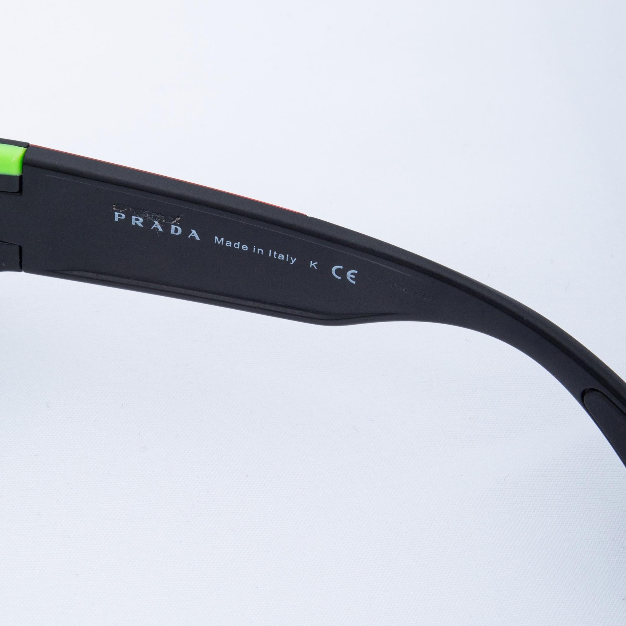 Femenino o masculino Gafas de sol Prada Green Tented Linea Rossa Active (SPS02U)