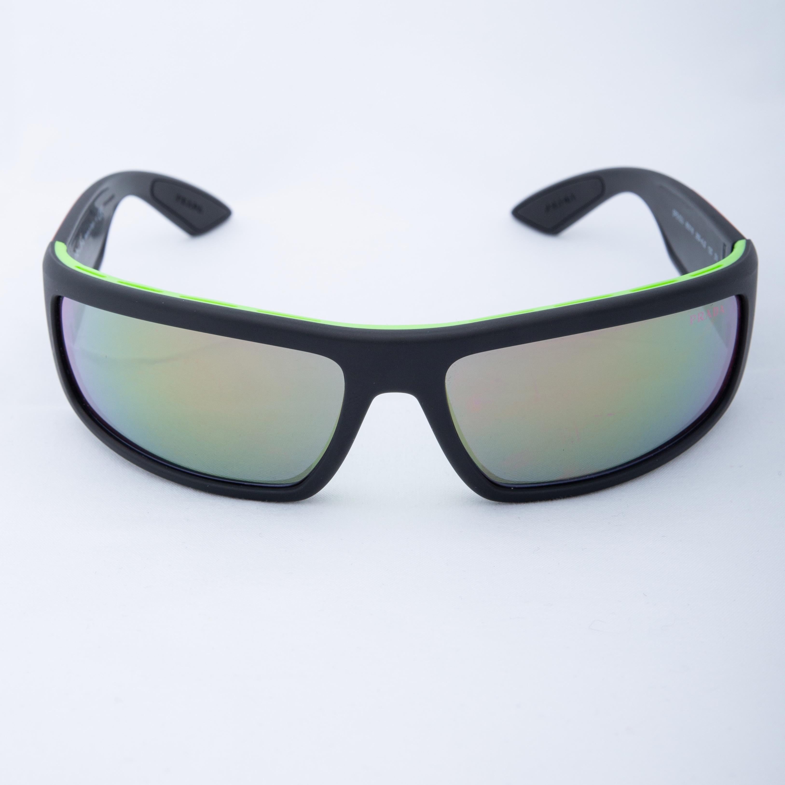 Gafas de sol Prada Green Tented Linea Rossa Active (SPS02U) 1