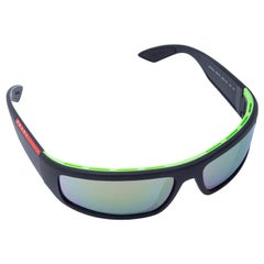 Prada Grüne Tented Linea Rossa Active Sunglasses mit Zehenkappe (SPS02U)