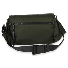 Prada Messenger-Tasche in Grün mit „Tessuto“-Logo und Streifenmuster sowie Schnallenverschluss