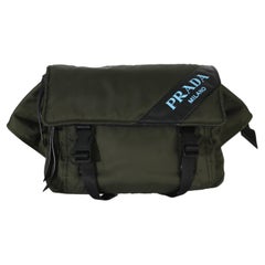 Prada Messenger-Tasche in Grün mit „Tessuto“-Logo und Streifenmuster sowie Schnallenverschluss