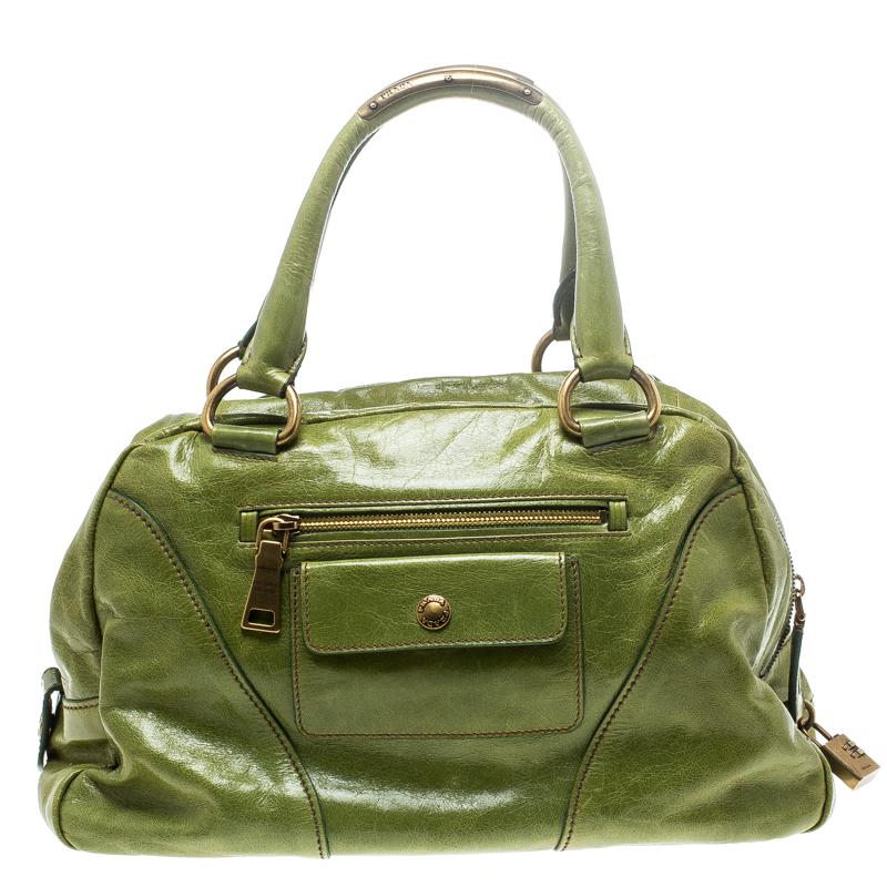 This Vitello Shine bowler bag from Prada is not only artistic in design but also high on style. Crafted from leather, the green bag features a contemporary and edgy silhouette. It flaunts gold-tone interlocking chain detailing at the front, multiple