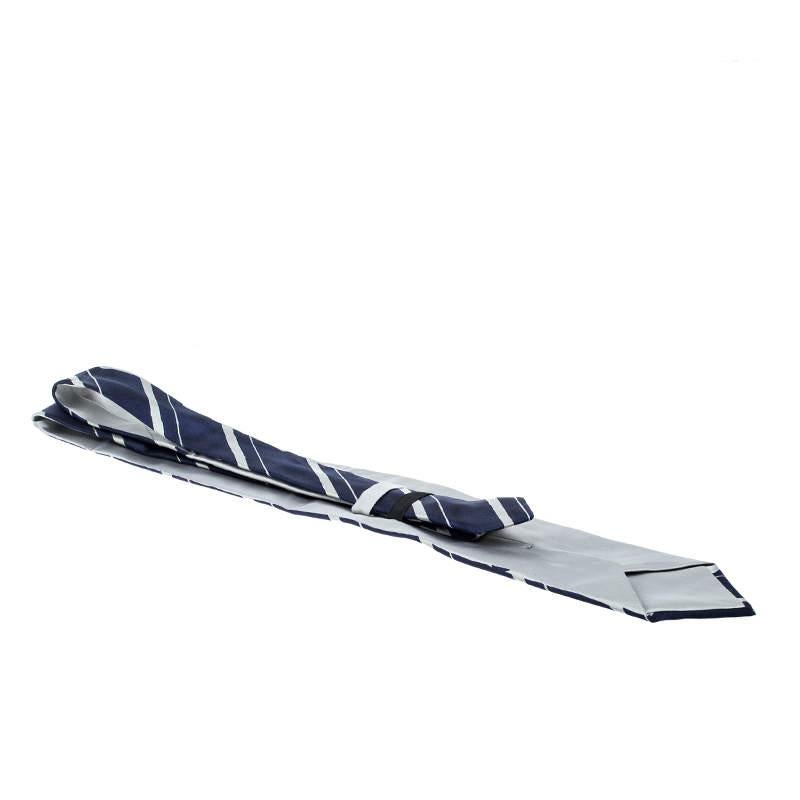 Prada Grey and Blue Printed Silk Traditional Tie In Good Condition In Dubai, Al Qouz 2