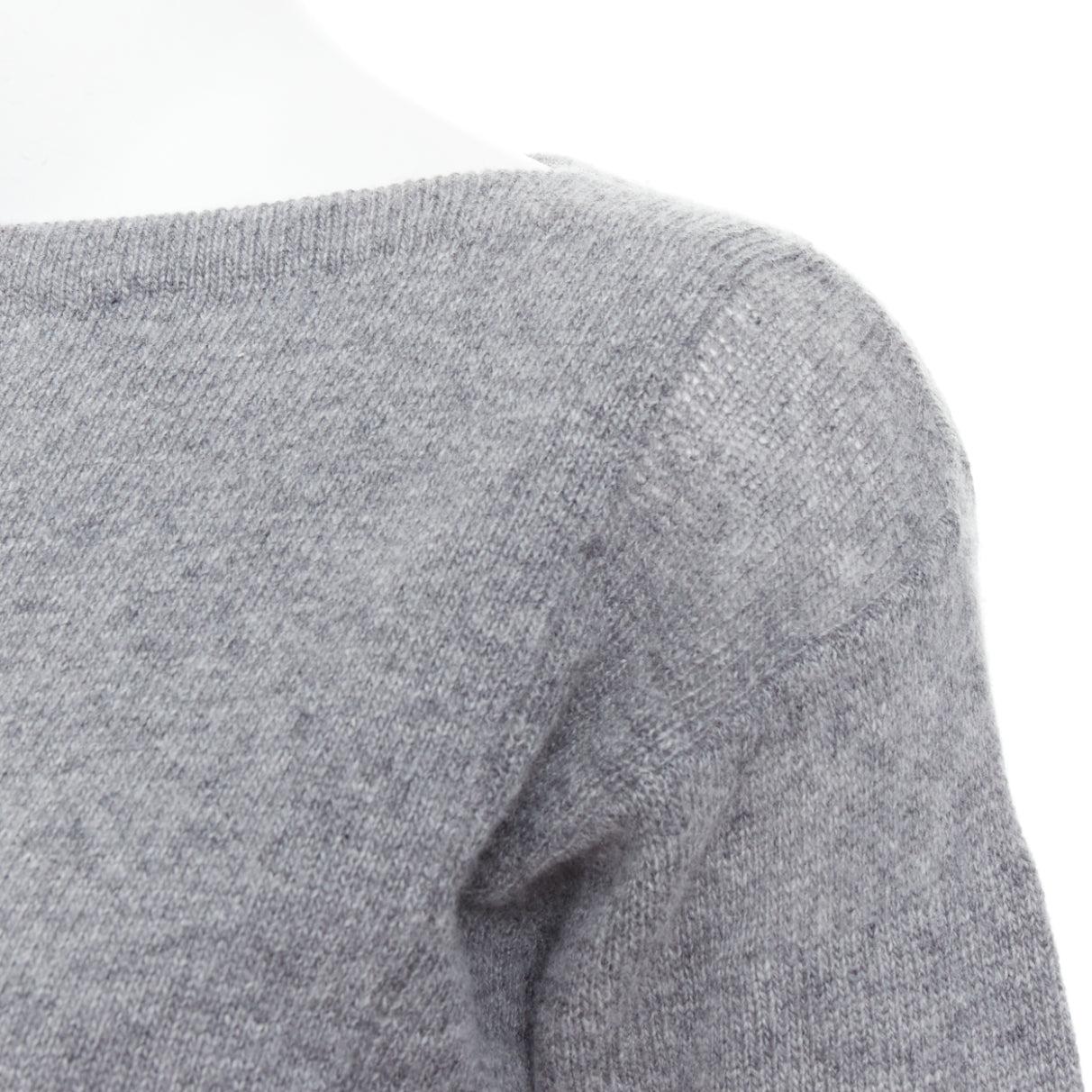 PRADA maglione grigio con maniche bateau e panelled crop
Riferimento: NILI/A00092
Marchio: Prada
Stilista: Miuccia Prada
Materiale: Sembra lana
Colore: Grigio
Modello: Tinta unita
Chiusura: Pullover
Dettagli extra: Collo a