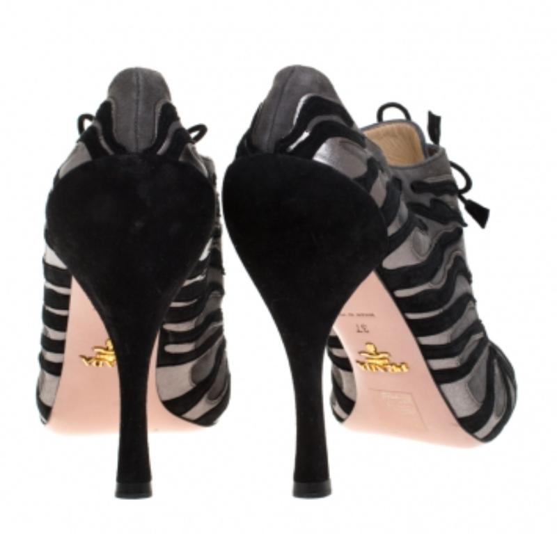 Botines de cordones de ante y piel con detalle de llama gris/negro de Prada Talla 37 Negro en venta