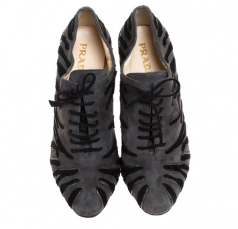 Botines de cordones de ante y piel con detalle de llama gris/negro de Prada Talla 37 en Bueno estado para la venta en Dubai, Al Qouz 2