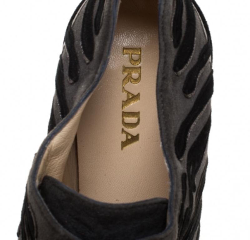 De las mujeres Botines de cordones de ante y piel con detalle de llama gris/negro de Prada Talla 37 en venta