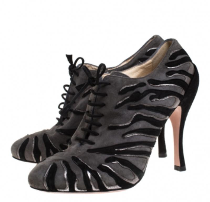 Botines de cordones de ante y piel con detalle de llama gris/negro de Prada Talla 37 en venta 2